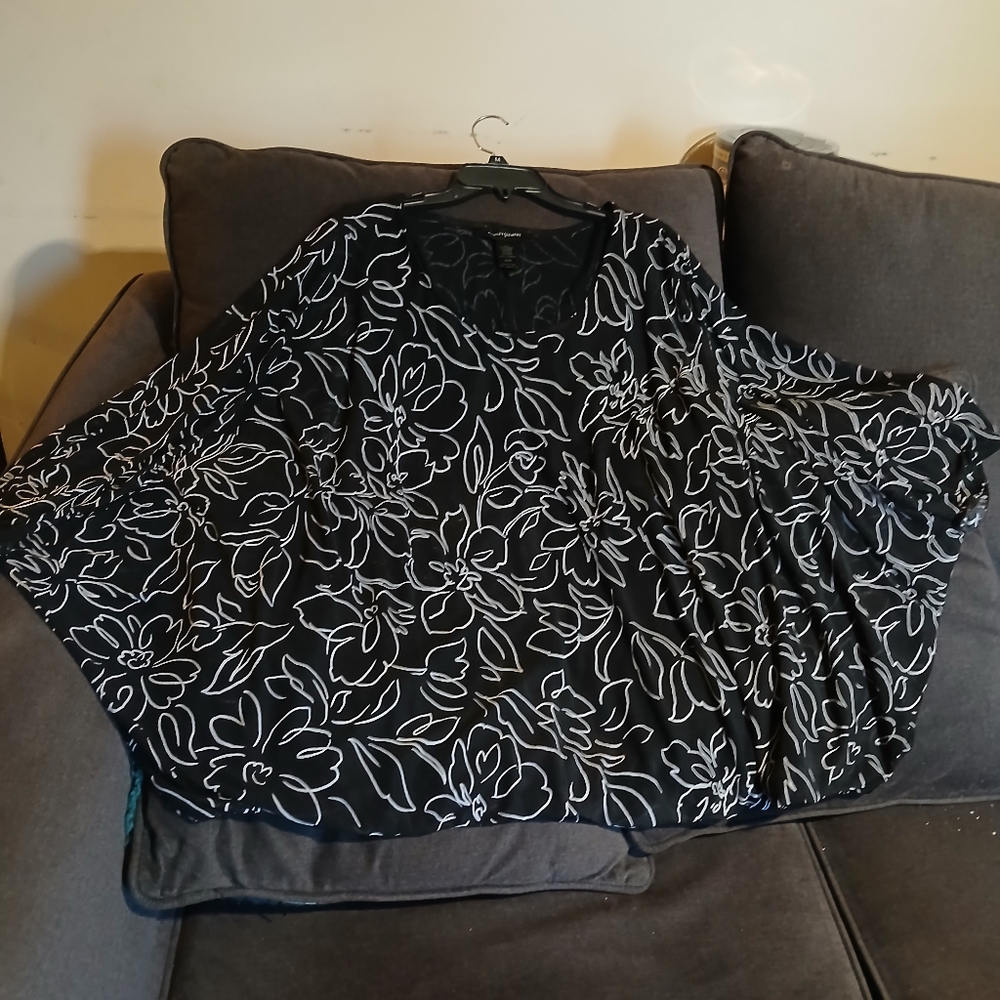 Ashley Stewart Floral Sheer Black & White Bat Wing Sleeve Top Sz 26/28 (071725A)